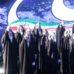 FürPropagandaveranstaltungen sind Frauen auch im frauenfeindlichen Iran gut genug, wie hier bei einer Festveranstaltung zu Ehren einer neuen Überschallrakete. (© imago images/ZUMA Wire)