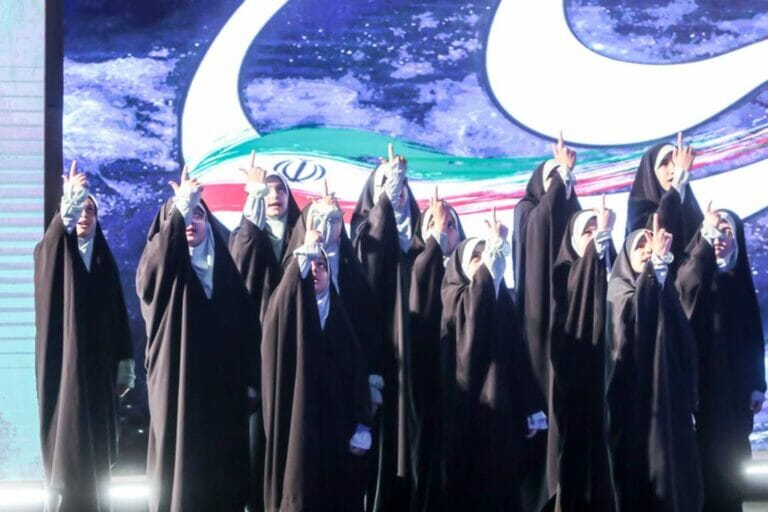 FürPropagandaveranstaltungen sind Frauen auch im frauenfeindlichen Iran gut genug, wie hier bei einer Festveranstaltung zu Ehren einer neuen Überschallrakete. (© imago images/ZUMA Wire)