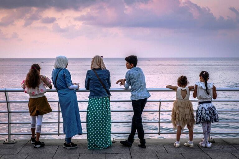 Junge Araber auf der Corniche in Beirut. (© imago images/VWPics)