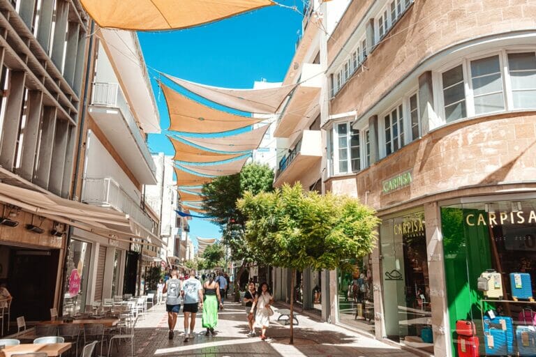 Einkaufsstraße in Nikosia, der Hauptstadt der Republik Zypern. (© imago images/Panthermedia)