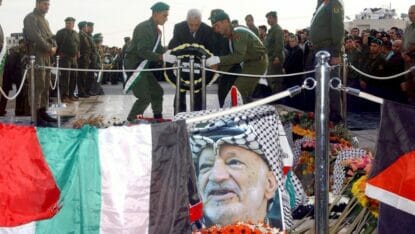 Mahmoud Abbas legt Kranz am Grab seines Vorgängers als PLO-Chef, Jassir Arafat, ab