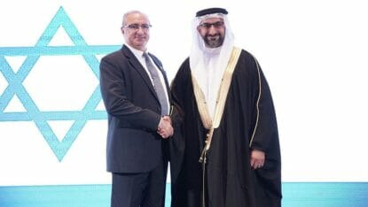 Der israelische Botschafter in Manama, Eitan Na'eh, mit dem Wirtschafts- und Handelsminister Bahrains, Abdulla bin Adel Fakhro, bei einem Empfang zu Israels 75. Geburtstag