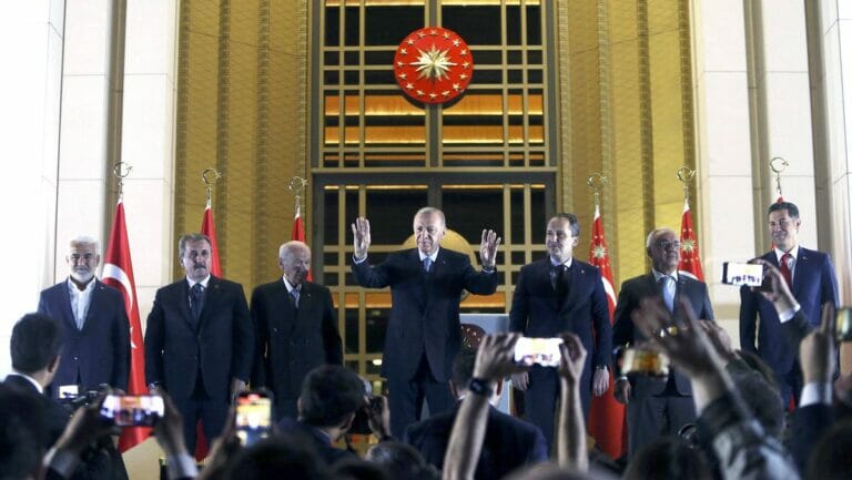 Der alt-neue türkische Präsident Erdogan lässt sich von seinen Anhängern für seinen Wahlsieg feiern