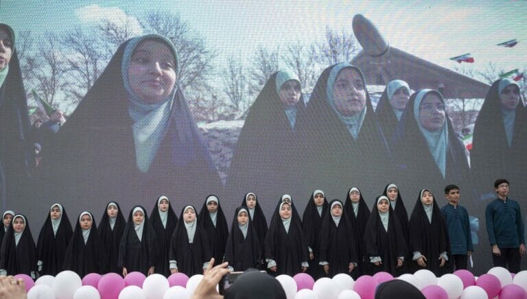 Iranischer Regimefunktionär fordert, Frauen das Genick zu brechen, die den Hidschab nicht tragen