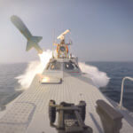 Schnellboot der Marine der Revolutionsgarden im Persischen Golf feuert Rakete ab