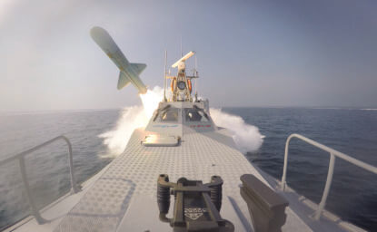 Schnellboot der Marine der Revolutionsgarden im Persischen Golf feuert Rakete ab