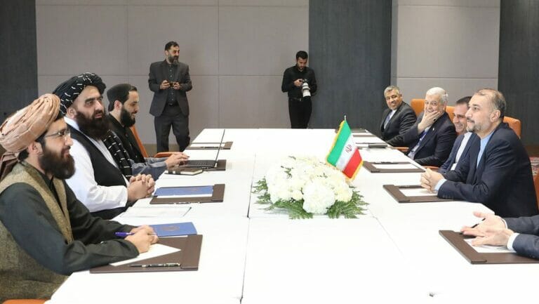 Der iranische Außenminister Amir-Abdollahian bei einem Treffen mit dem Außenminister des Taliban-Regimes Motaqi