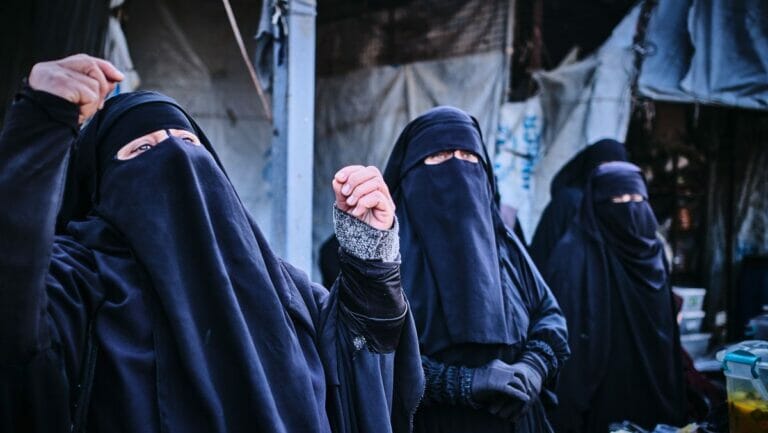 Weibliche IS-Mitglieder im von kurdischen Kräften kontrollierten Gefangenenlager al-Hol