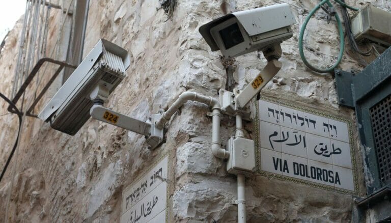 Kontrollzwang oder Sicherheitsbedürfnis? Überwachungskamera in Israel