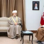 Der Sultan des Oman mit Irans Präsident Raisi bei einer Audienz mit dem Obersten Führer Khamenei