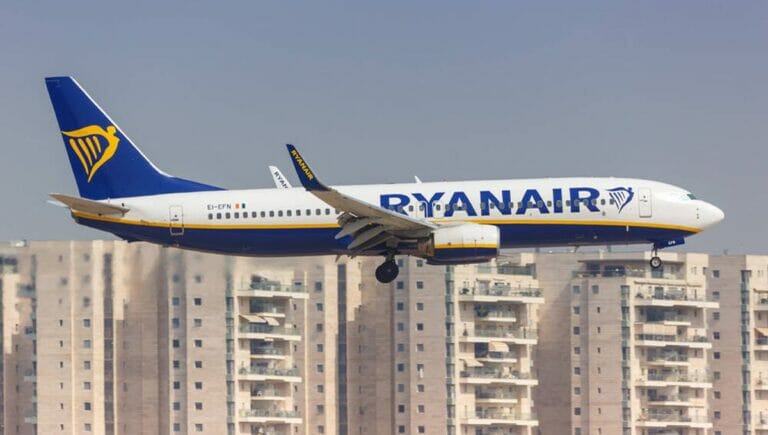 Flugzeug der Ryanair im Landeanflug auf den Flughafen Tel Aviv Ben Gurion in Israel