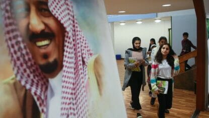 Saudische Schülerinnen vor einem Porträt von König Salman