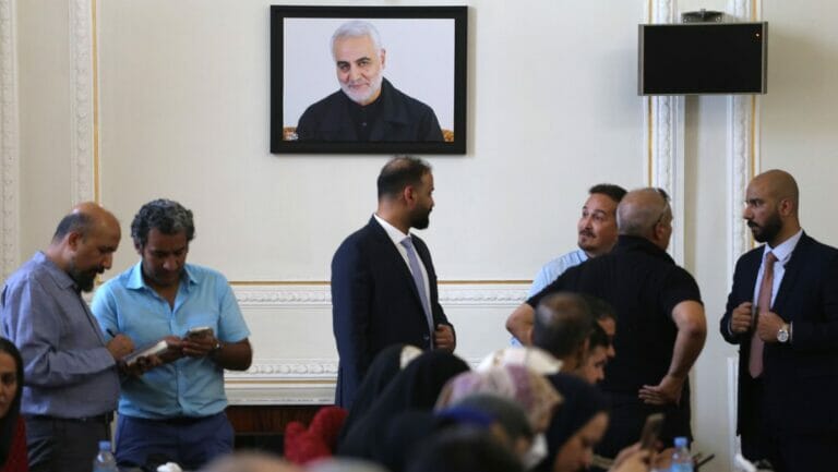 Das Bild von Qassem Soleimani im ursprünglich für die Pressekonferenz zwischen Iran und Saudi-Arabien vorgesehenen Saal