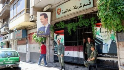 Soldaten in Syriens Hauptstadt Damaskus vor Plakaten von Diktator Assad