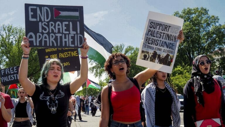Teilnehmerinnen an der antizionistischen Demonstration zum »Nakba-Tag» in Washington