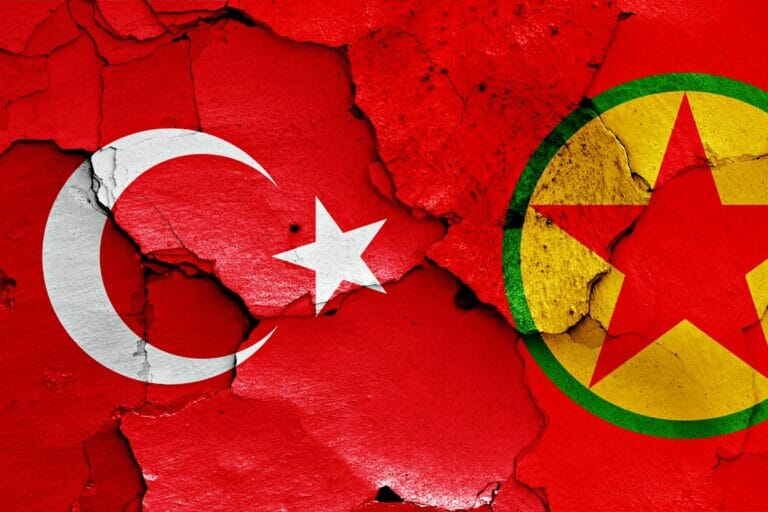Die Flaggen der Türkei und der PKK. (© imago images/Panthermedia)
