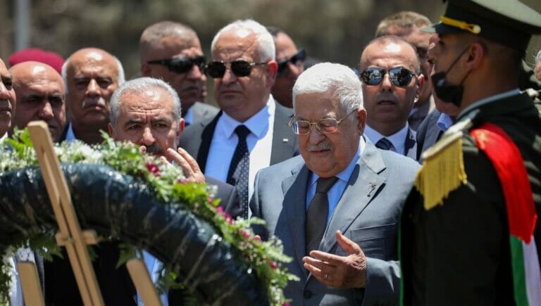 Im Zuge seines Dschenin-Besuchs betet PA-Präsident Abbas am Grab der bei Israels Militäroperation getöteten Terroristen
