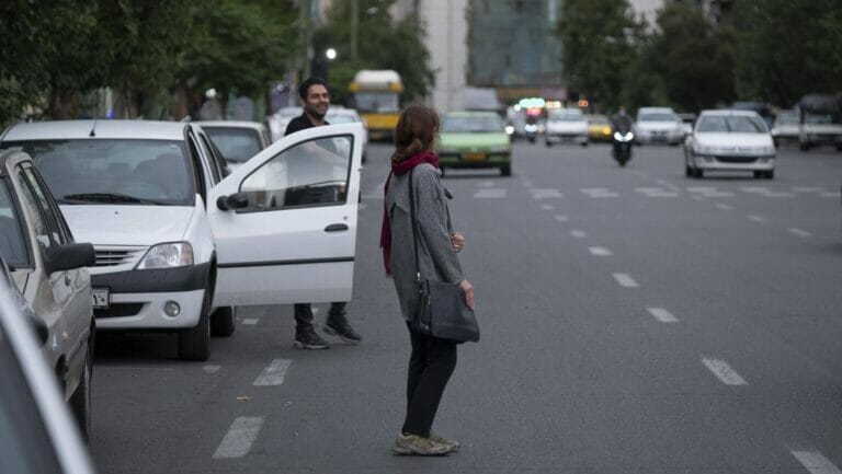 Straßenszene in Teheran: Immer mehr Iranerinnen weigern sich, den obligatorischen Hidschab zu tragen