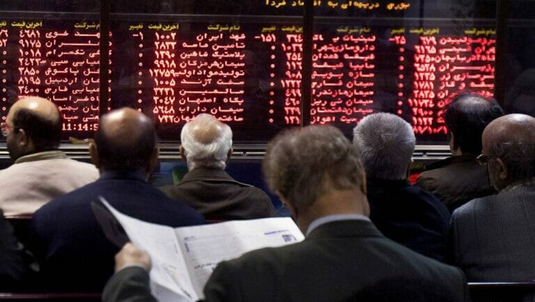Händler an der Börse von Teheran beobachten die Krusentwicklung