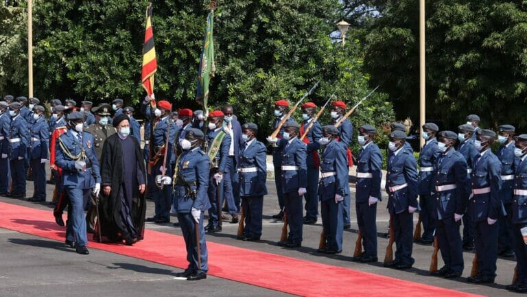 Irans Präsident Raisi zu Besuch bei seinem ugandischen Amtskollegen Museveni