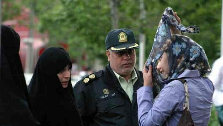 Im Iran setzt die Sittenpolizei wieder die Verschleierungspflicht durch