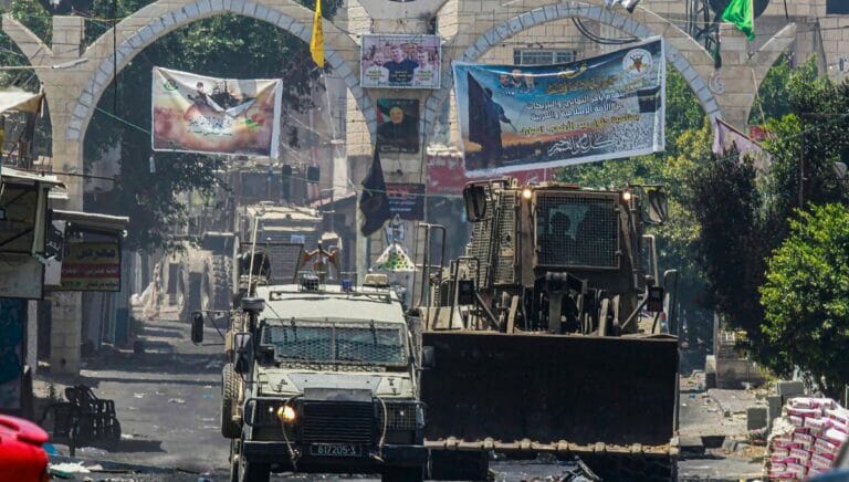Die israelischen Truppen verlassen nach der Anti-Terror-Operation die Stadt Dschenin