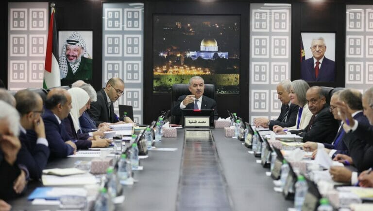 Premier Shtayyeh bei der wöchentlichen Sitzung des Kabinetts der Palästinensischen Autonomiebehörde