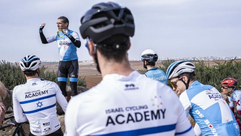 Mitglieder der »Israel Cycling Academy« trainieren für die Tour de France