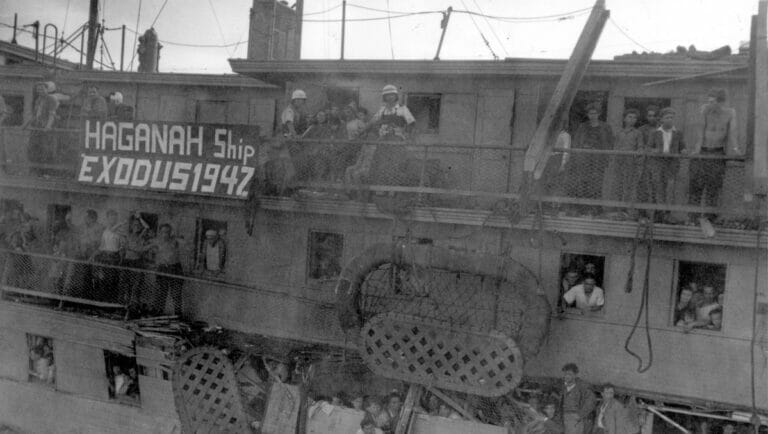Britisches Militärpersonal auf dem von der Marine aufgebrachten Flüchtlingsschiff Exodus 1947 im Hafen von Haifa