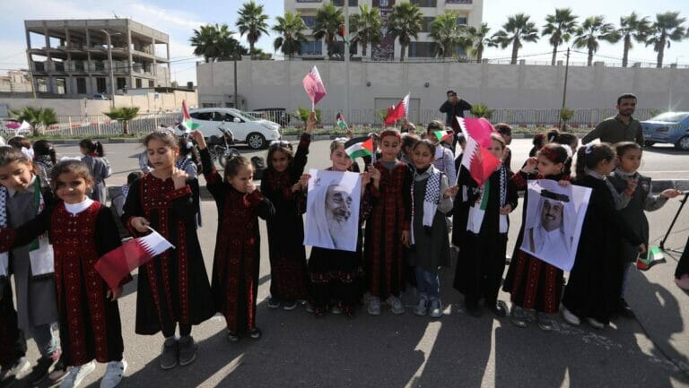 Kinder in Gaza mit Bildern von Hamas-Gründer, Scheich Yassin ,und Katars Emir, Tamim bin Hamad Al Thani