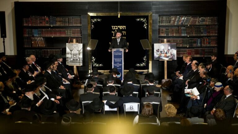 Rabbi Pinchas Goldschmidt bei einer Gedenkveranstaltung zum 75. Jahrestag der Reichspogromnacht in der Beth Zion Synagoge in Berlin