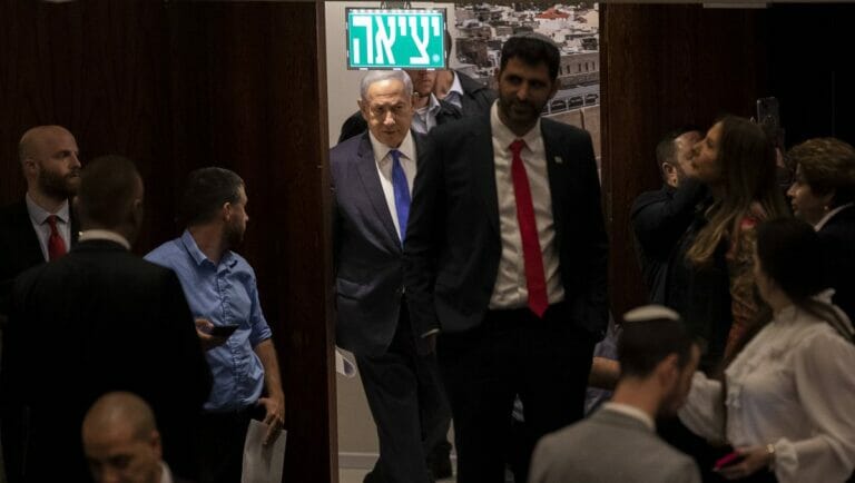 Unmittelbar nach seiner Operation kehrte Netanjahu für die Justizreform in die Knesset zurück