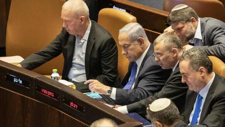 Israels Premier Netanjahu und Teile der Regierungskoalition bei der Abstimmung zur Justizreform in der Knesset