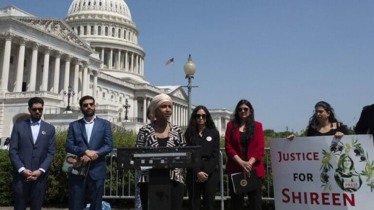 Ilhan Omar (Rednerpult) und Rashida Tlaib (in rot) vor dem US-Kapitol in Washington