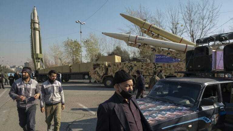 Iran präsentiert Qiam-Raketen am Jahrestag des Raketenangriffs auf die US-Militärbasis in Ain al-Assad