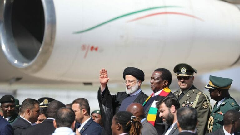 Irans Präsident Raisi beendet in Simbabwe seine Afrikareise (© Imago Images / Xinhua)