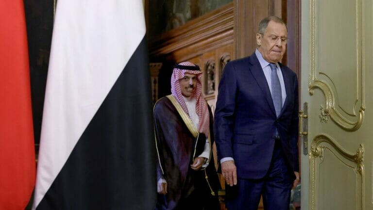 Differenzen bei Ölförderung: Russlands Außenminister Sergej Lawrow mit saudischem Amtskollegen Faisal bin Farhan