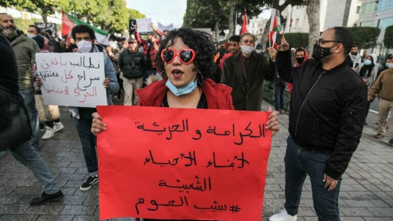 Junge Tunesier protestieren gegen Regierung, Polizeigewalt und Perspektivenlosigkeit