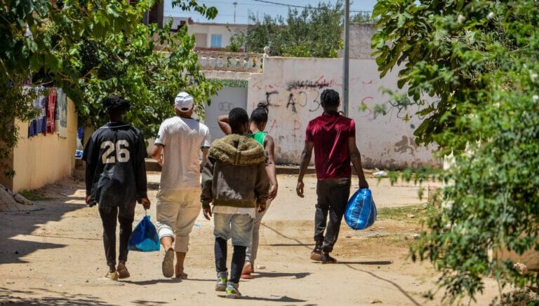 Nach Unruhen in Sfax haben tunesische Behörden hunderte subsaharische Migranten in die Wüste deportiert