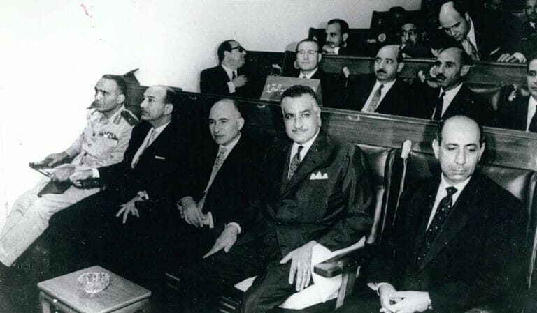Gipfel der Arabischen Liga in Khartum 1967. Zweiter von rechts in der ersten Reihe: Ägyptens Präsident Nasser. (© imago images/ZUMA/Keystone)