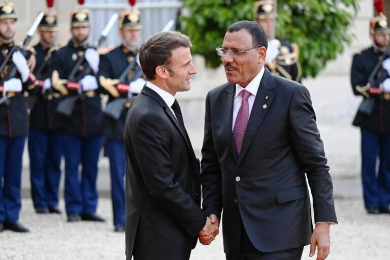 Nigers gestürzter Präsident bei einem Staatsbesuch in Frankreich im Juni 2023. (© imago images/ABACAPRESS)