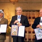Jassir Arafat, Shimon Peres und Jitzchak Rabin bei der Verleihung des Friedensnobelpreises. (© imago images/UPI Photo)