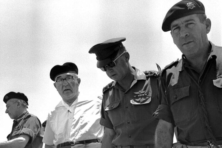 Während des Sechstagekrieges: Israels Premierminister Levi Eshkol (2. v. l.), daneben Generalstabschef Jitzchak Rabin. (© imago images/United Archives International)