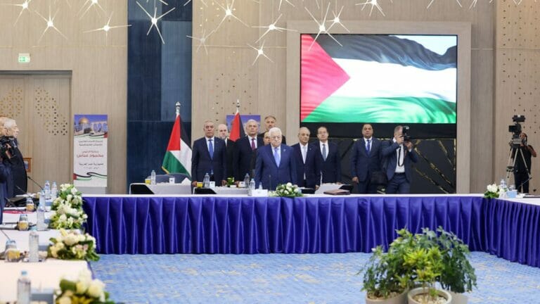 In einem verzweifelten Versuch der Machtkonsolidierung entlässt Mahmoud Abbas fast alle PA-Gouverneure