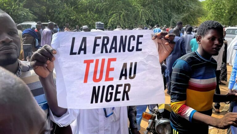 »Frankreich tötet Niger«: Demonstration für die Putschisten vor der französischen Botschaft in Niamey
