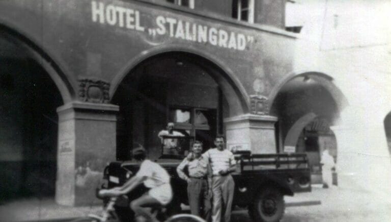 Zwei israelische Flugzeugmechaniker vor dem Hotel Stalingrad in Žatec im Jahr 1948