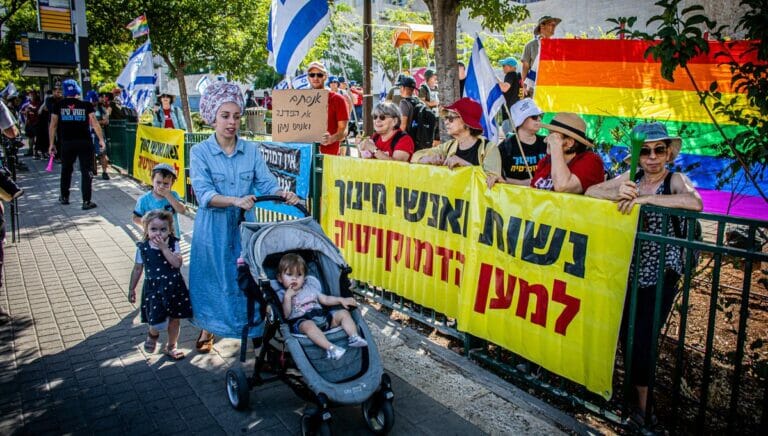 Israel: LGBT- und Frauenrechtsdemonstration vor einer ultraorthodoxen Talmud-Schule in Jerusalem