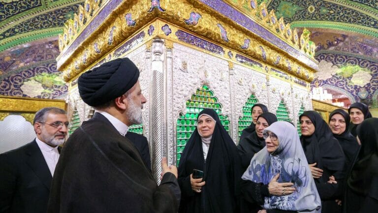 Der iranische Präsident Raisi im Zaynab-Schrein in einem Vorort der syrischen Hauptstadt Damaskus