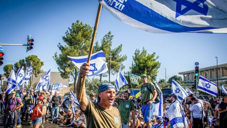 In Israel gehen die Protest gegen die Justizreform unvermindert weiter, während sich erste wirtschaftliche Auswirkungen zeigen