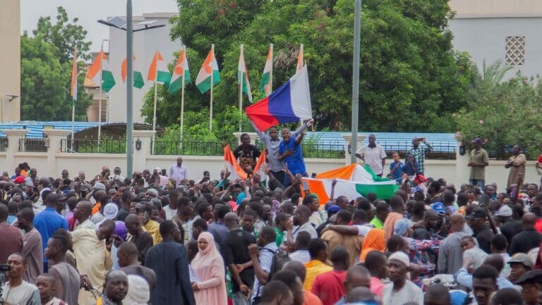 Immer wieder werden auf Pro-Putsch-Kundgebungen in Niger russische Fahnen geschwenkt